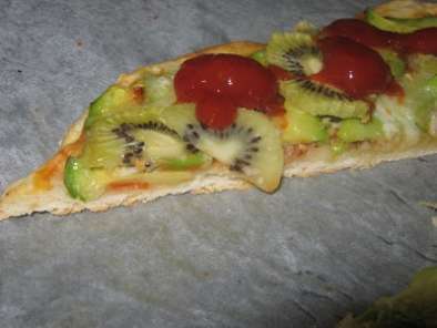 Rețetă Pizza cu peste, avocado si kiwi