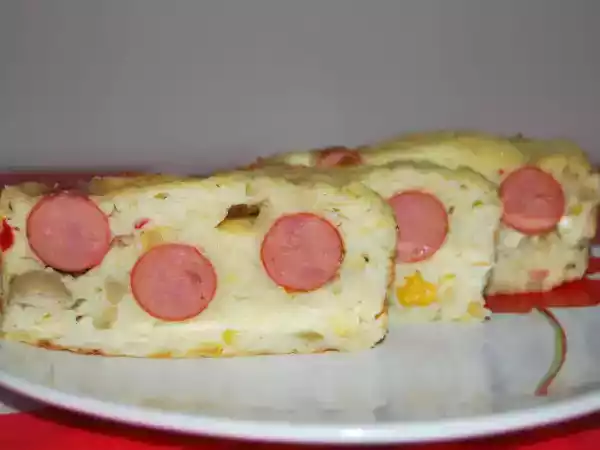 Rețetă Chec aperitiv cu cascaval si carnaciori