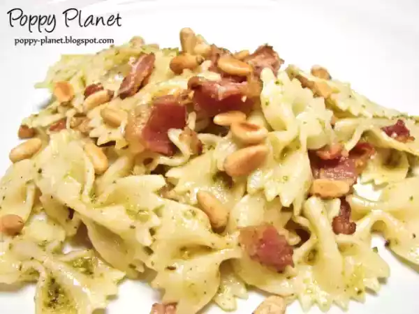 Rețetă Farfalle cu bacon, pesto si seminte de pin