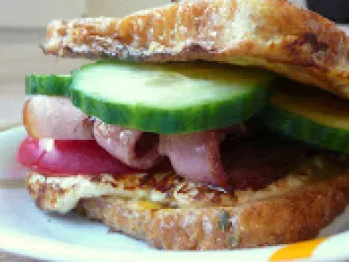 Rețetă Sandwich cu friganele si branza prajita