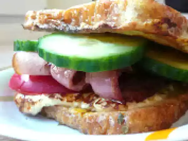Rețetă Sandwich cu friganele si branza prajita