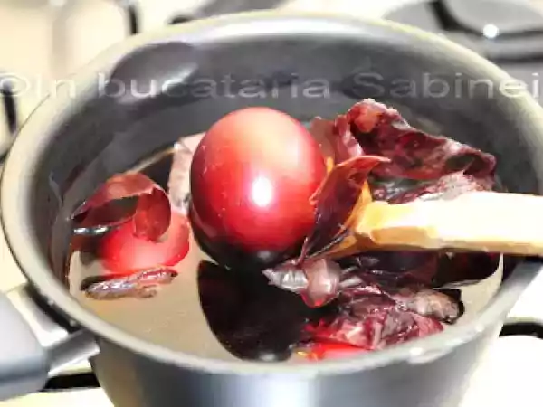 Rețetă Cum vopsim oua rosii natural...cu foi de ceapa rosie