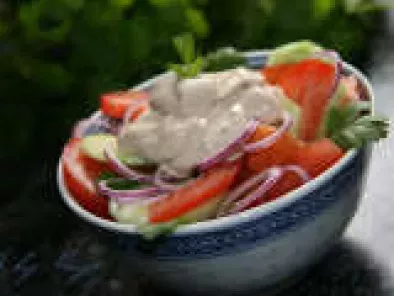 Rețetă Salata de rosii si castraveti cu sos de iaurt