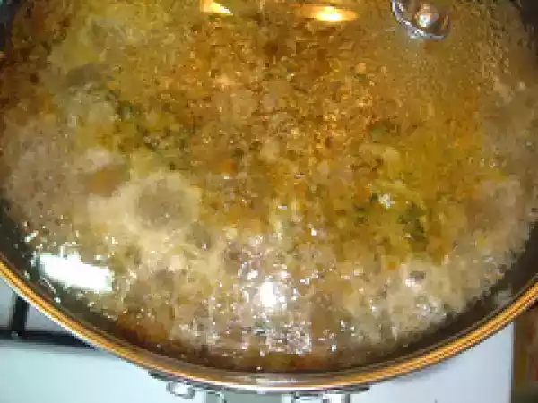 Rețetă Pipote si inimi de pui cu mazare