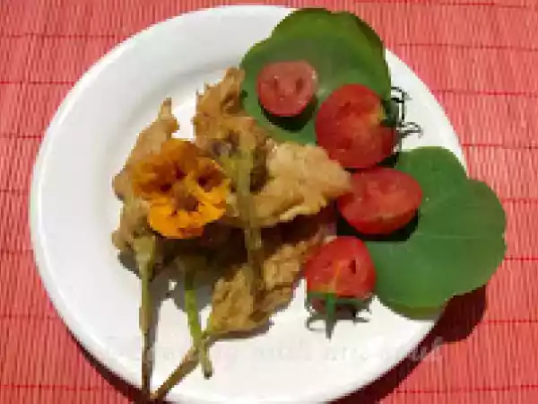 Rețetă Flori de dovlecel umplute cu mozzarella si ansoa (stuffed zucchini blossoms)
