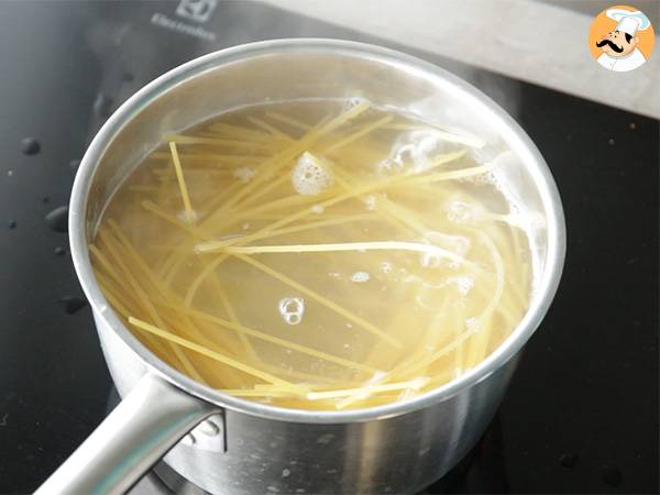 Carbonara cu avocado - Preparare etapa 1