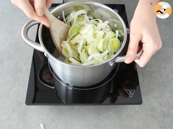 Supa de praz si lapte de cocos - Preparare etapa 1