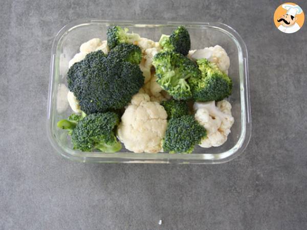 Chiftelute din broccoli si conopida - Preparare etapa 1