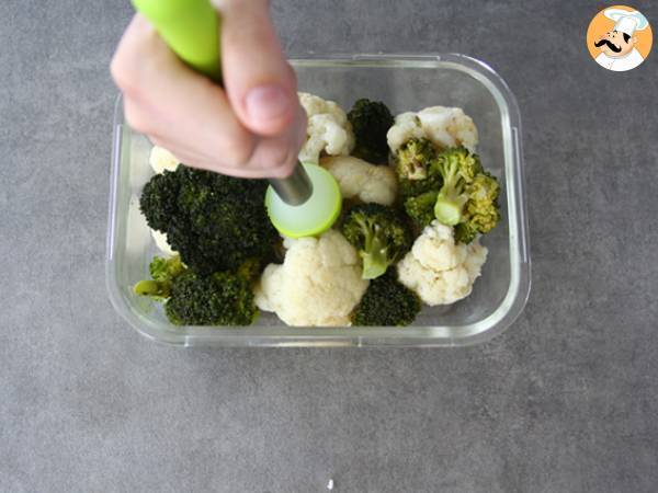 Chiftelute din broccoli si conopida - Preparare etapa 2