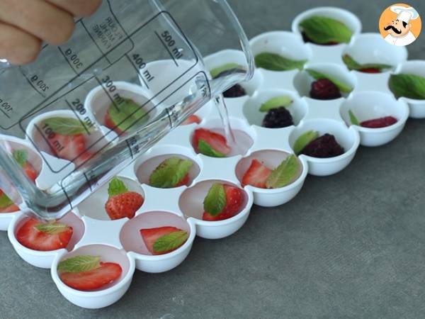 Cuburi de gheata cu fructe de padure si menta - Preparare etapa 2