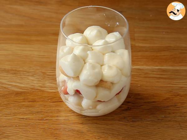 Verrine tiramisu cu capsune - Preparare etapa 5