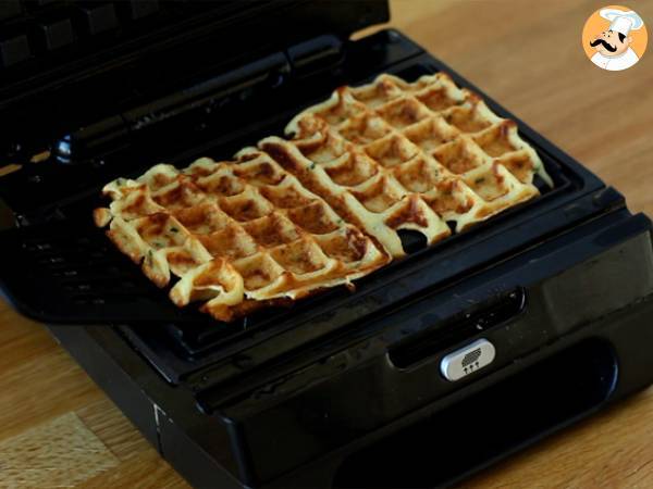 Waffe de cartofi - Sandwich de waffe cu somon afumat si crema de branza - Preparare etapa 4