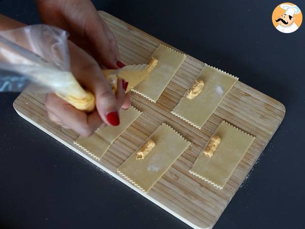 Paste Caramelle, ravioli în formă de bomboane, umplutute cu dovleac și ricotta - Preparare etapa 10