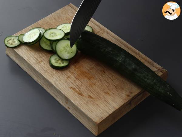 Tartă de vară super răcoritoare: ricotta, castraveți și somon afumat - Preparare etapa 5