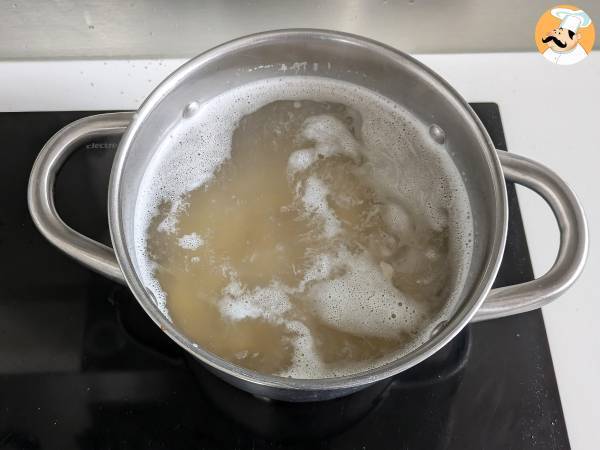 Paste cremoase cu ciuperci și cârnați - Preparare etapa 5