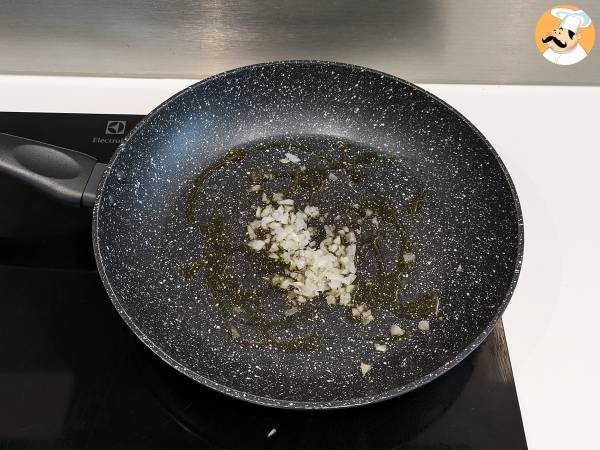 Paste cu pancetta: ușor, ieftin și cremos - Preparare etapa 1