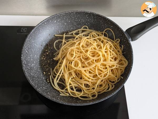 Spaghete cacio e pepe: 3 ingrediente, o explozie de gust! - Preparare etapa 5