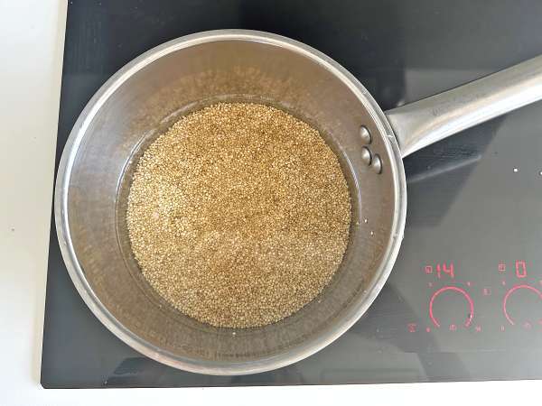 Salată de quinoa cu aromă de tabbouleh: Răcoritoare și sănătoasă - Preparare etapa 1