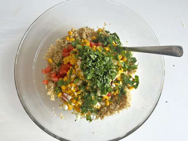 Salată de quinoa cu aromă de tabbouleh: Răcoritoare și sănătoasă - Preparare etapa 4