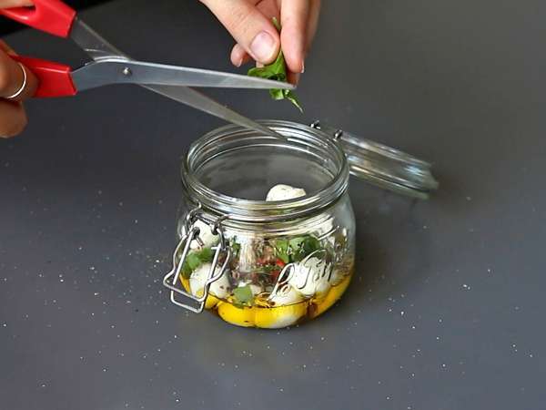 Bile de mozzarella marinate pentru aperitiv sau salată! - Preparare etapa 2