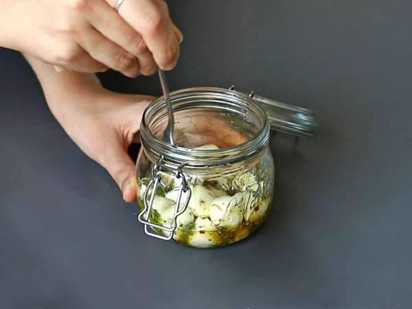 Bile de mozzarella marinate pentru aperitiv sau salată! - Preparare etapa 3