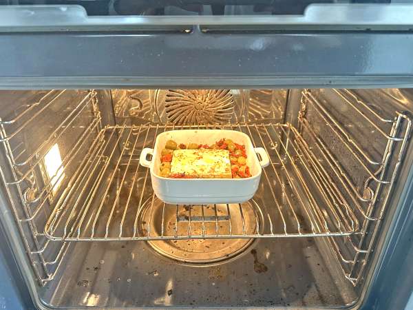 Feta la cuptor cu roșii uscate și măsline, în stil mediteranean - Preparare etapa 4