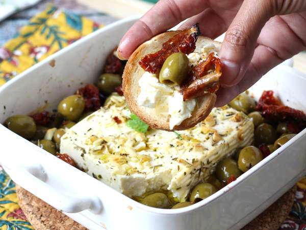 Feta la cuptor cu roșii uscate și măsline, în stil mediteranean - Preparare etapa 5