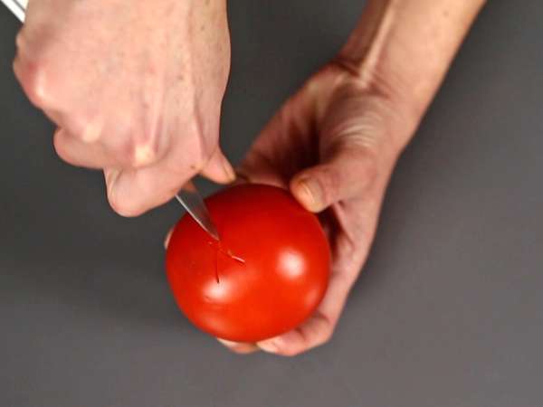 Un sos de roșii crude plin de savoare, ideal pentru toppingul unei pizza sau a unei pinsa - Preparare etapa 1