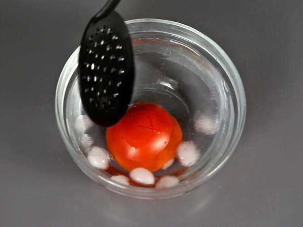 Un sos de roșii crude plin de savoare, ideal pentru toppingul unei pizza sau a unei pinsa - Preparare etapa 2