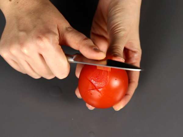 Un sos de roșii crude plin de savoare, ideal pentru toppingul unei pizza sau a unei pinsa - Preparare etapa 3