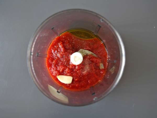 Un sos de roșii crude plin de savoare, ideal pentru toppingul unei pizza sau a unei pinsa - Preparare etapa 4