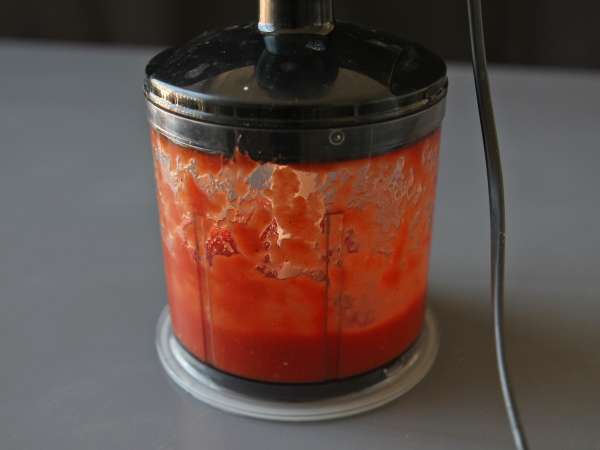 Un sos de roșii crude plin de savoare, ideal pentru toppingul unei pizza sau a unei pinsa - Preparare etapa 5