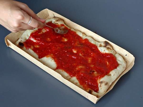 Un sos de roșii crude plin de savoare, ideal pentru toppingul unei pizza sau a unei pinsa - Preparare etapa 6
