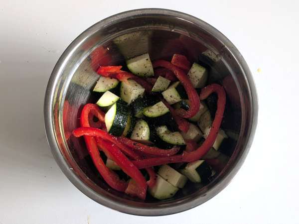 Pui cu ardei și dovlecei la friteuză cu aer: gata în 20 de minute! - Preparare etapa 2