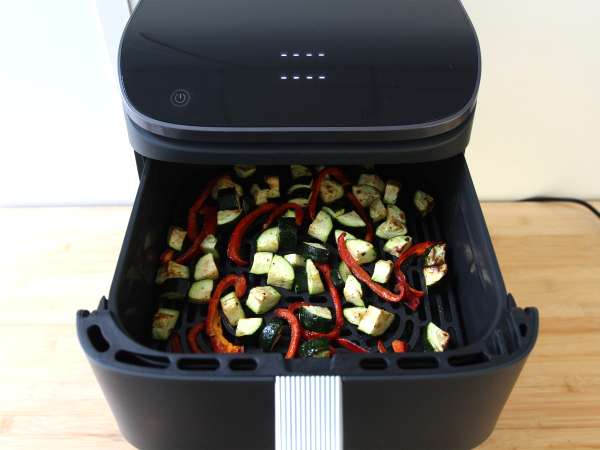 Pui cu ardei și dovlecei la friteuză cu aer: gata în 20 de minute! - Preparare etapa 4