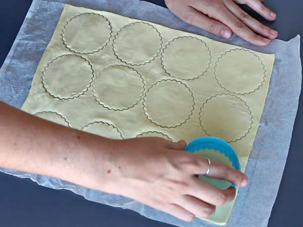 Tarte de Halloween cu ciuperci și brânză cu usturoi și ierburi - Preparare etapa 1