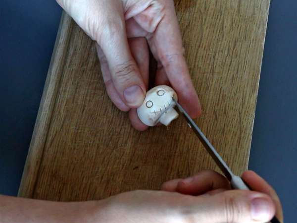 Tarte de Halloween cu ciuperci și brânză cu usturoi și ierburi - Preparare etapa 4