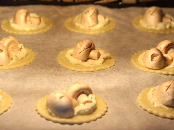 Tarte de Halloween cu ciuperci și brânză cu usturoi și ierburi - Preparare etapa 7