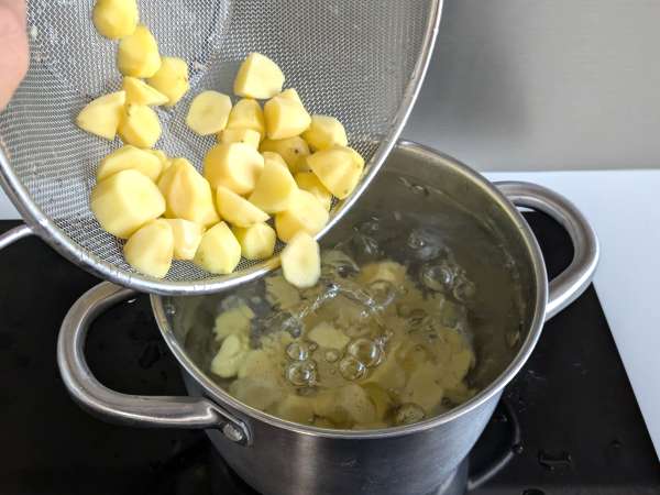 Cartofi cremoși Cacio e Pepe la cuptor: felul de mâncare ușor care îi înnebunește pe toți! - Preparare etapa 2