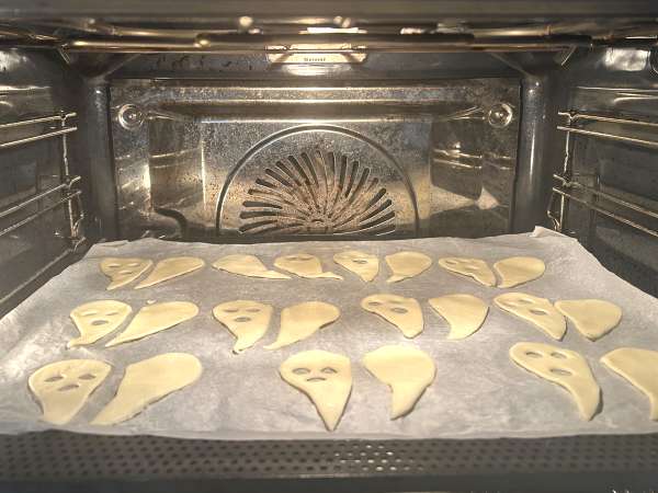Biscuiți fantomă: cea mai simplă și mai amuzantă rețetă de Halloween - Preparare etapa 4