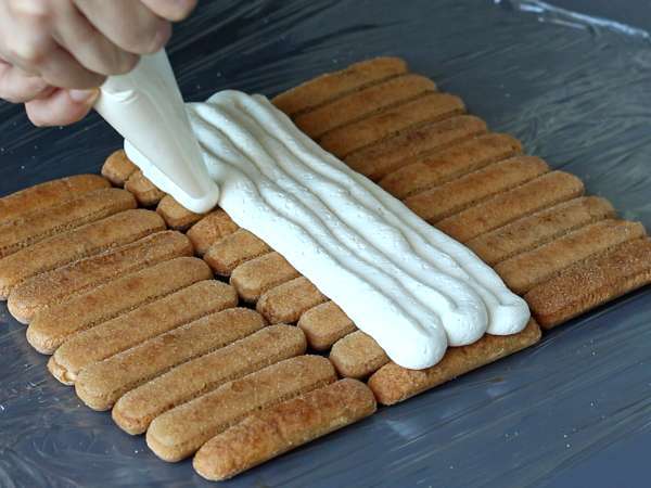 Buștean în formă de tiramisu - fără matriță - pentru iubitorii de cafea - Preparare etapa 4