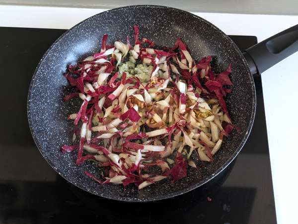 Paste cremoase cu radicchio, bacon crocant și nuci: rețetă rapidă și irezistibilă - Preparare etapa 2