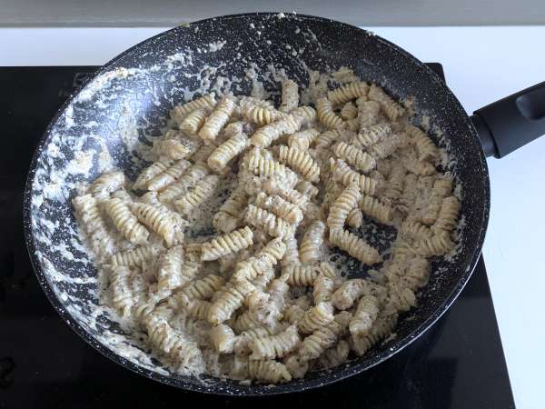 Paste cremoase cu radicchio, bacon crocant și nuci: rețetă rapidă și irezistibilă - Preparare etapa 6