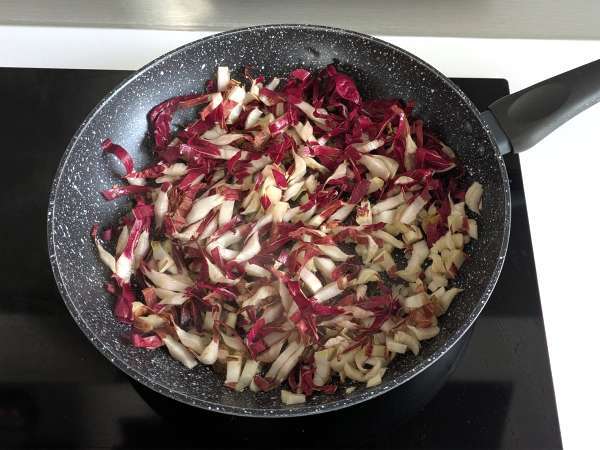 Risotto cremos și gustos cu radicchio, bacon și cremă de brânză - Preparare etapa 2