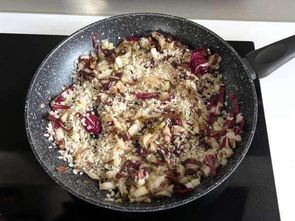 Risotto cremos și gustos cu radicchio, bacon și cremă de brânză - Preparare etapa 3