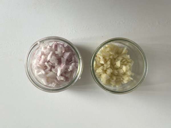 Rețetă rapidă și ușoară pentru ciuperci prăjite la tigaie - Preparare etapa 2