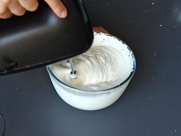 Nu ai nevoie de o formă pentru a face acest buștean cu fructe roșii! - Preparare etapa 1