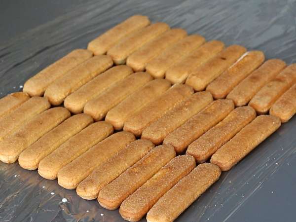 Nu ai nevoie de o formă pentru a face acest buștean cu fructe roșii! - Preparare etapa 3