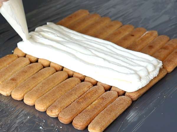 Nu ai nevoie de o formă pentru a face acest buștean cu fructe roșii! - Preparare etapa 4