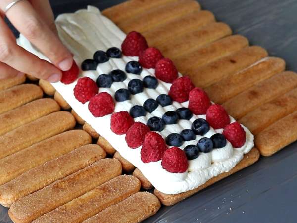 Nu ai nevoie de o formă pentru a face acest buștean cu fructe roșii! - Preparare etapa 5